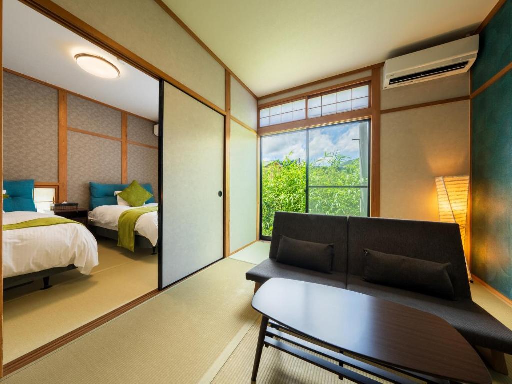 Cet appartement comprend une chambre avec un lit et une fenêtre. dans l'établissement Yufuin Hanarenoyado Yukagetsu, à Yufu 82 autres photos