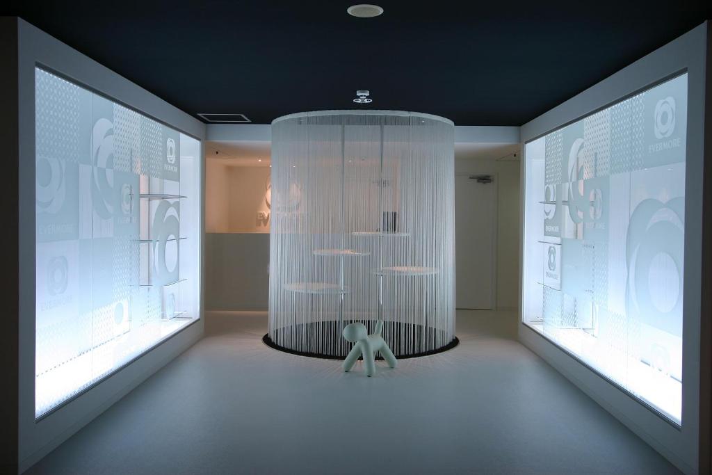 une pièce avec une grande tour de verre avec deux fenêtres dans l'établissement HOTEL EVERMORE -Adult Only-, à Hirosaki