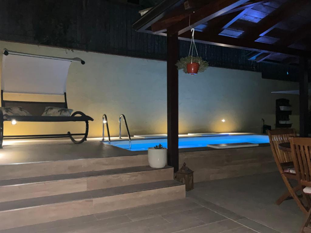 une chambre avec piscine avec un lit et des escaliers dans l'établissement Villa mari&amuri, à Noto