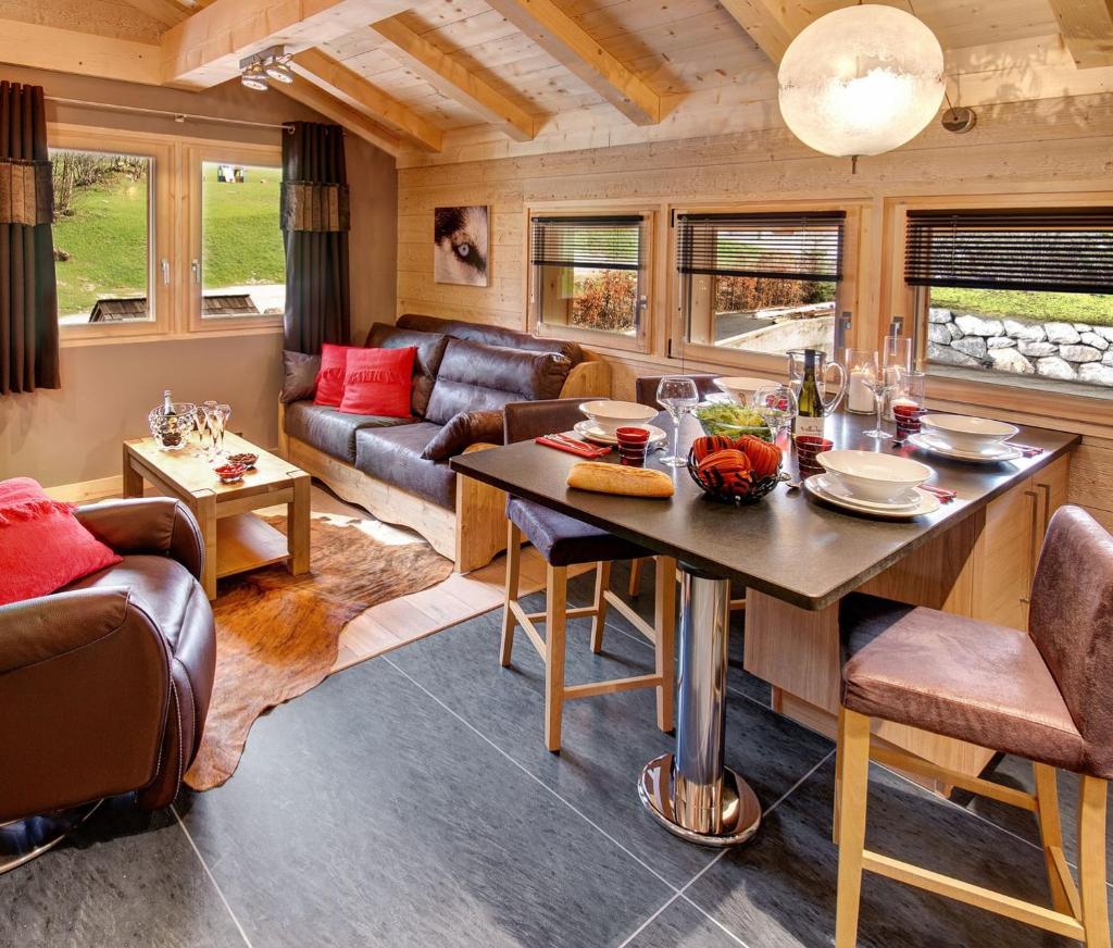 un salon avec une table et un canapé dans l'établissement Chalet Inarpa - Appartements et Suites, à La Clusaz