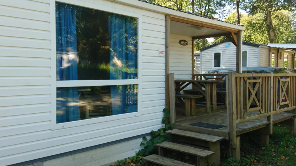 une terrasse couverte à l'avant d'une maison avec terrasse dans l'établissement 45mn de Paris-Mobilhome pour familles et travail-B57, à Saint-Chéron