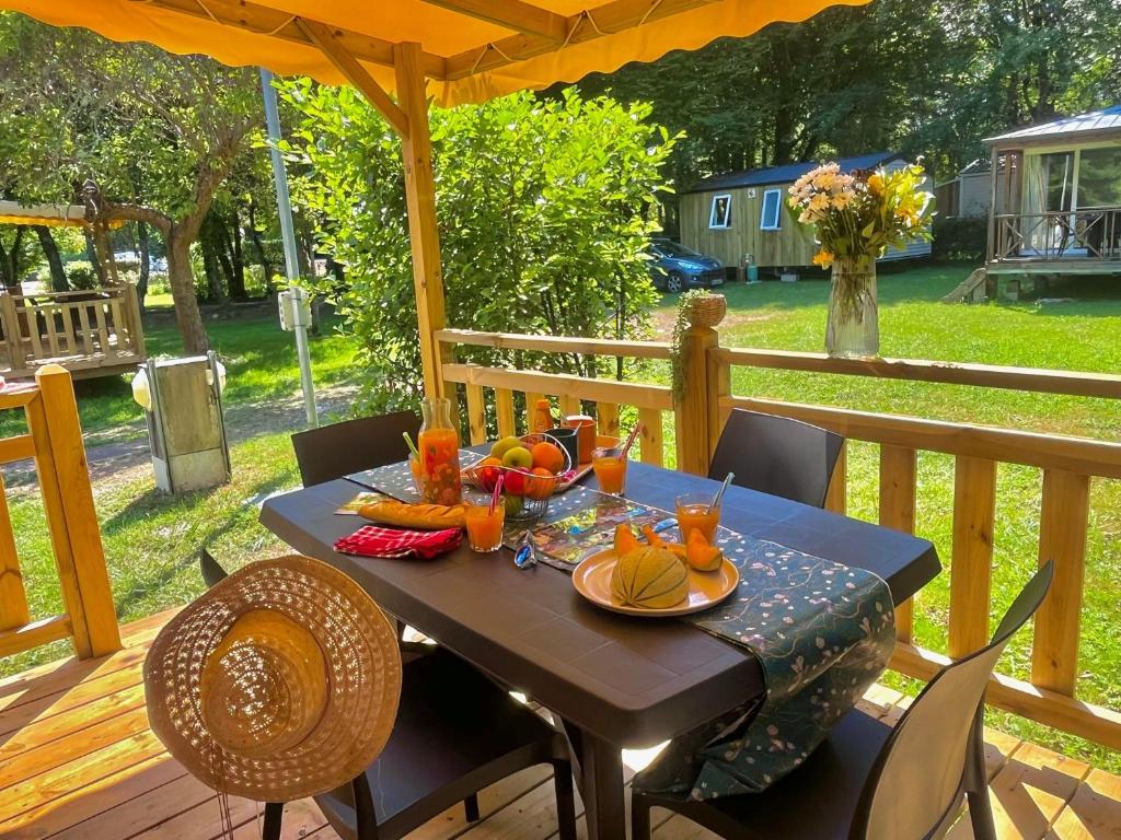 - une table avec des fruits sur le pont dans l'établissement Camping Le Périgord, à Saint-Astier