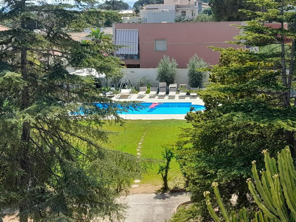 une image d'une piscine dans une cour dans l'établissement LA PERLA BLU DI FONTANE BIANCHE, à Fontane Bianche