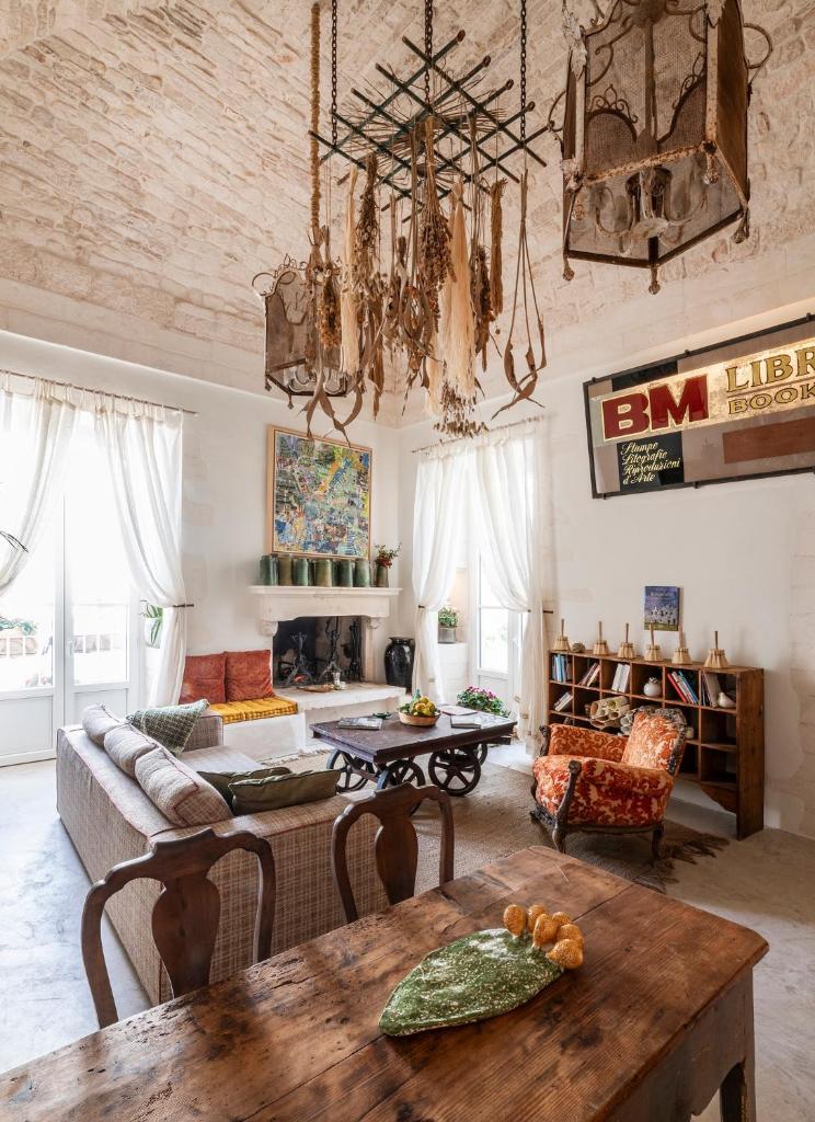 un salon avec un canapé et une table dans l'établissement Torretta Martina, à Martina Franca