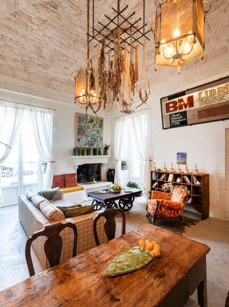 un salon avec une table et un lustre dans l'établissement Torretta Martina, à Martina Franca