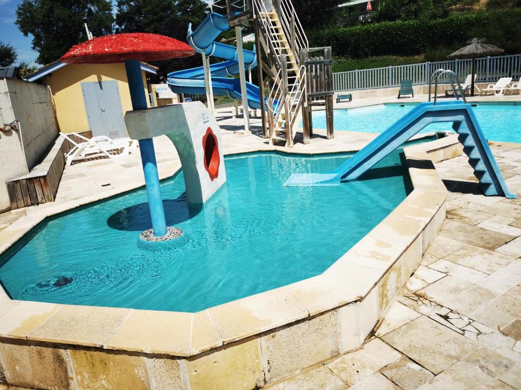 - une piscine avec toboggan dans l'établissement Bungalow camping 3 étoiles, à Chazelles-sur-Lyon