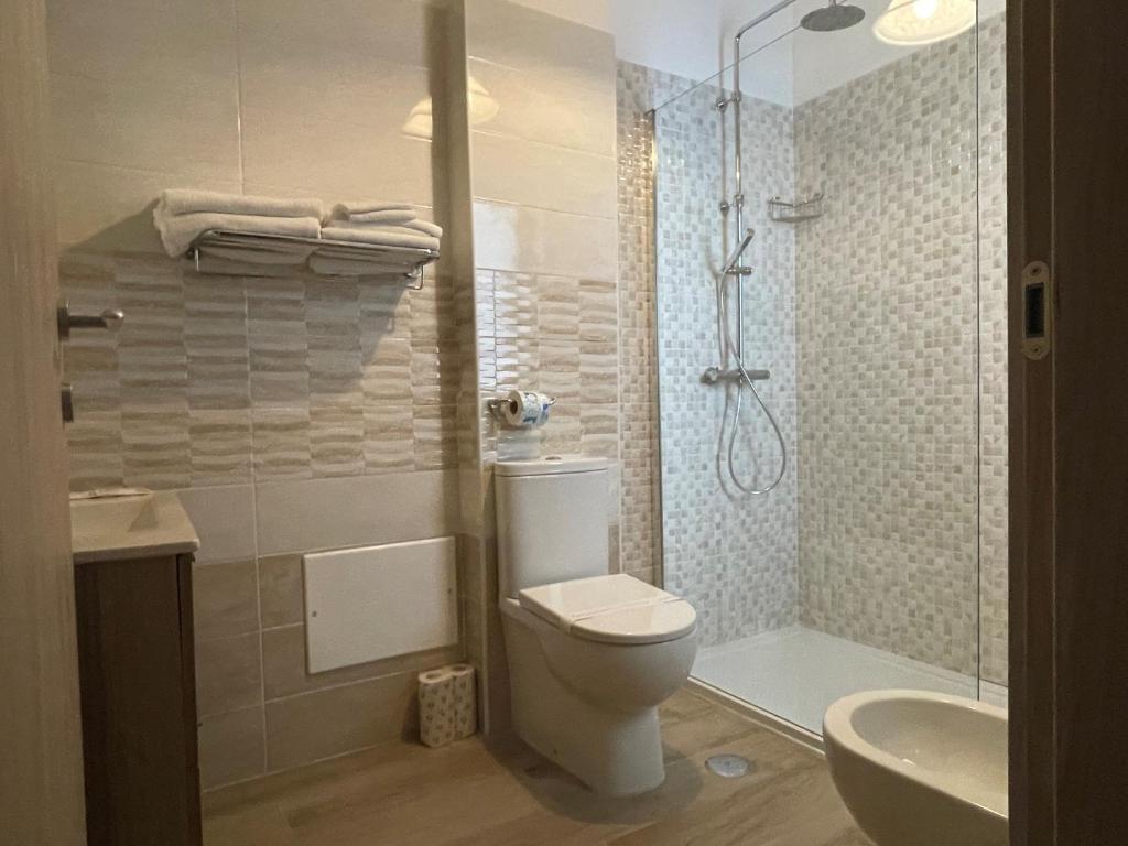 une salle de bain avec toilettes, douche et lavabo dans l'établissement Hotel Ristorante Mareblu, à Amantea