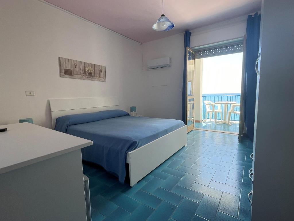 - une chambre avec un lit, une table et un balcon dans l'établissement Hotel Ristorante Mareblu, à Amantea 69 autres photos