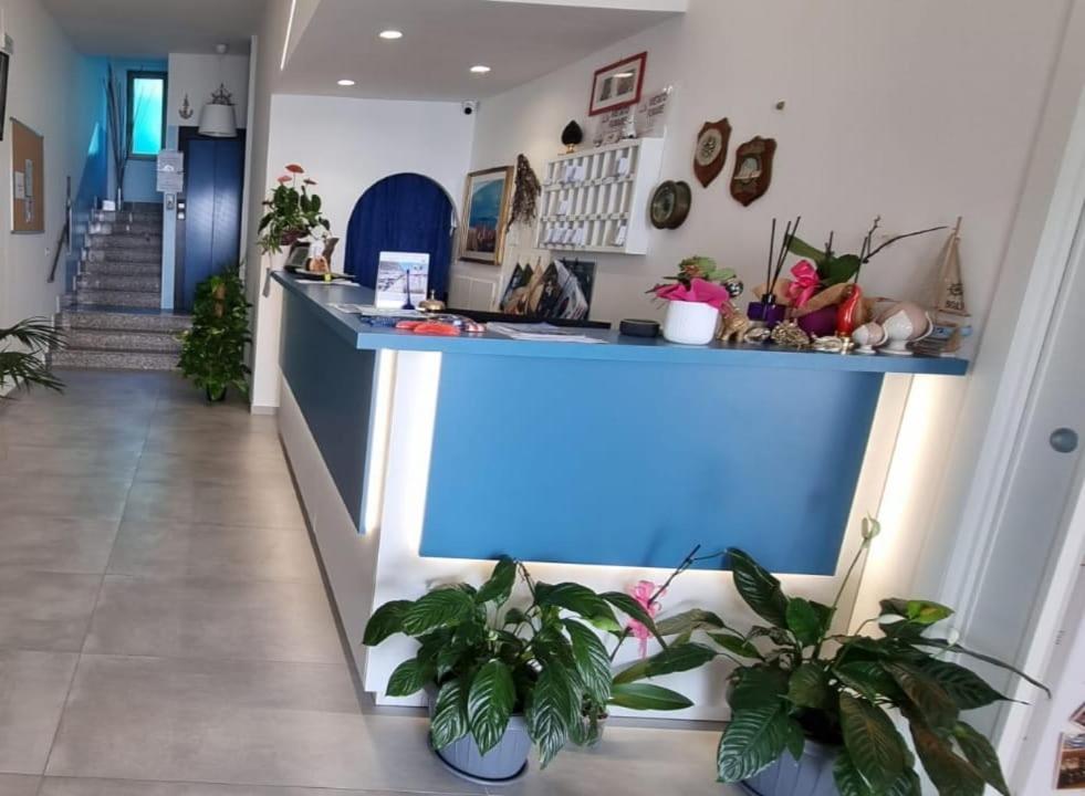 une cuisine avec un comptoir bleu et quelques plantes dans l'établissement Hotel Ristorante Mareblu, à Amantea