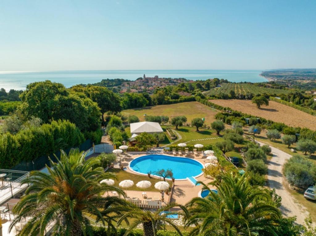 une vue aérienne d'un complexe hôtelier avec piscine dans l'établissement Hotel Le Cave, à Sirolo