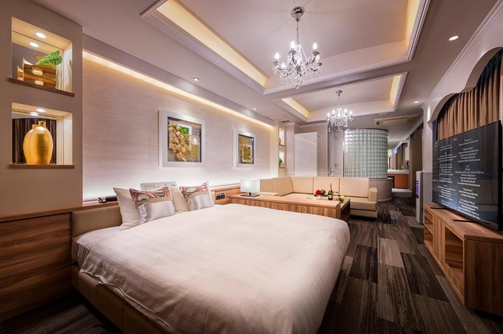 - une chambre avec un grand lit et un tableau noir dans l'établissement コスタリゾート茅ヶ崎大人専用, à Suka