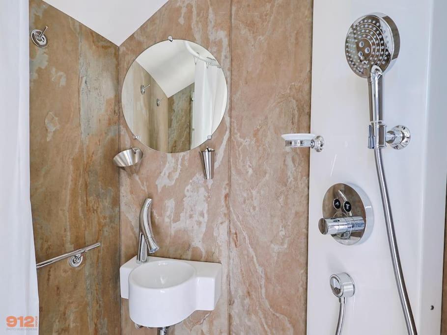une salle de bain avec un lavabo, une douche et un miroir dans l'établissement ANTHENEA Suite Hôtelière Flottante, à Perros-Guirec 9 autres photos