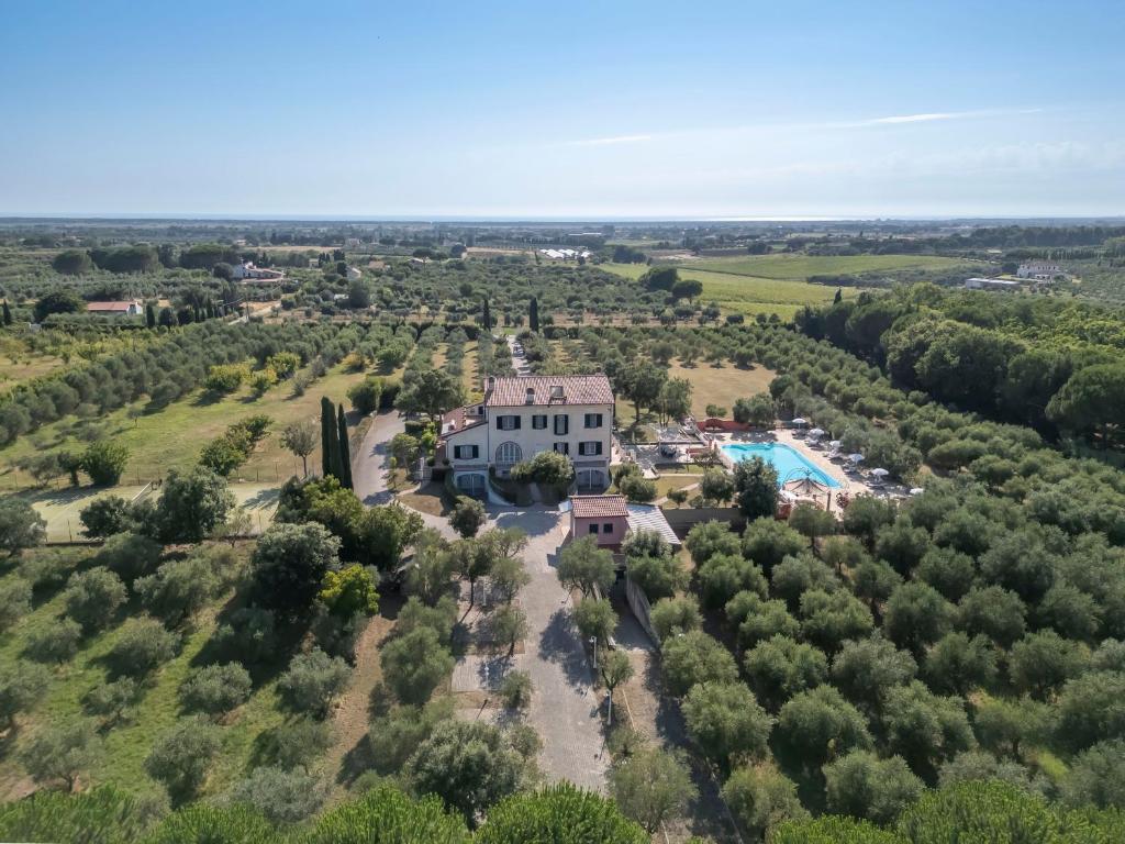 une vue aérienne d'une villa avec piscine dans l'établissement Villa La Rosa dei Venti, à Fiorino