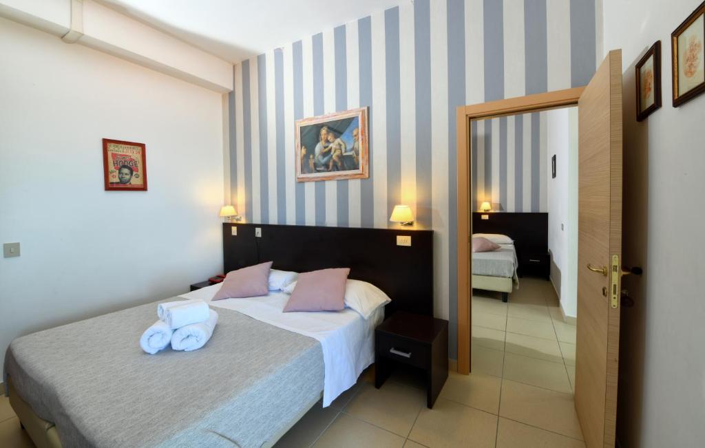 une chambre avec un lit avec des serviettes bleues dessus dans l'établissement Hotel Ancore, à Senigallia
