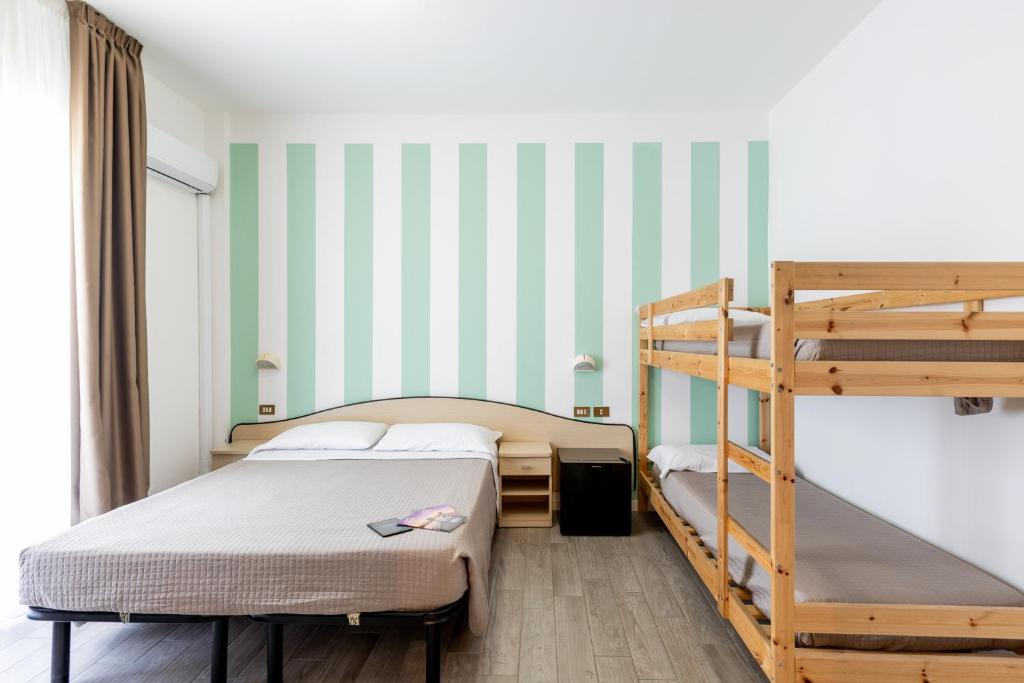 une chambre avec deux lits superposés et une échelle dans l'établissement Beach Hotel Clerice, à Rimini 114 autres photos