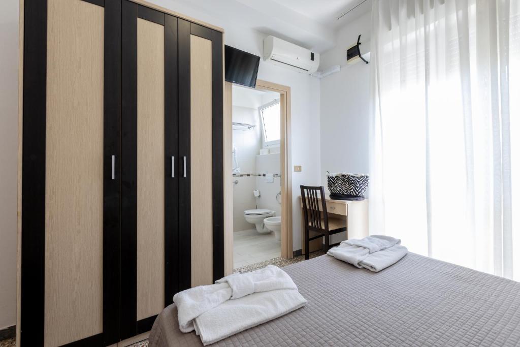 - une chambre avec 2 lits et une salle de bains avec toilettes dans l'établissement Beach Hotel Clerice, à Rimini
