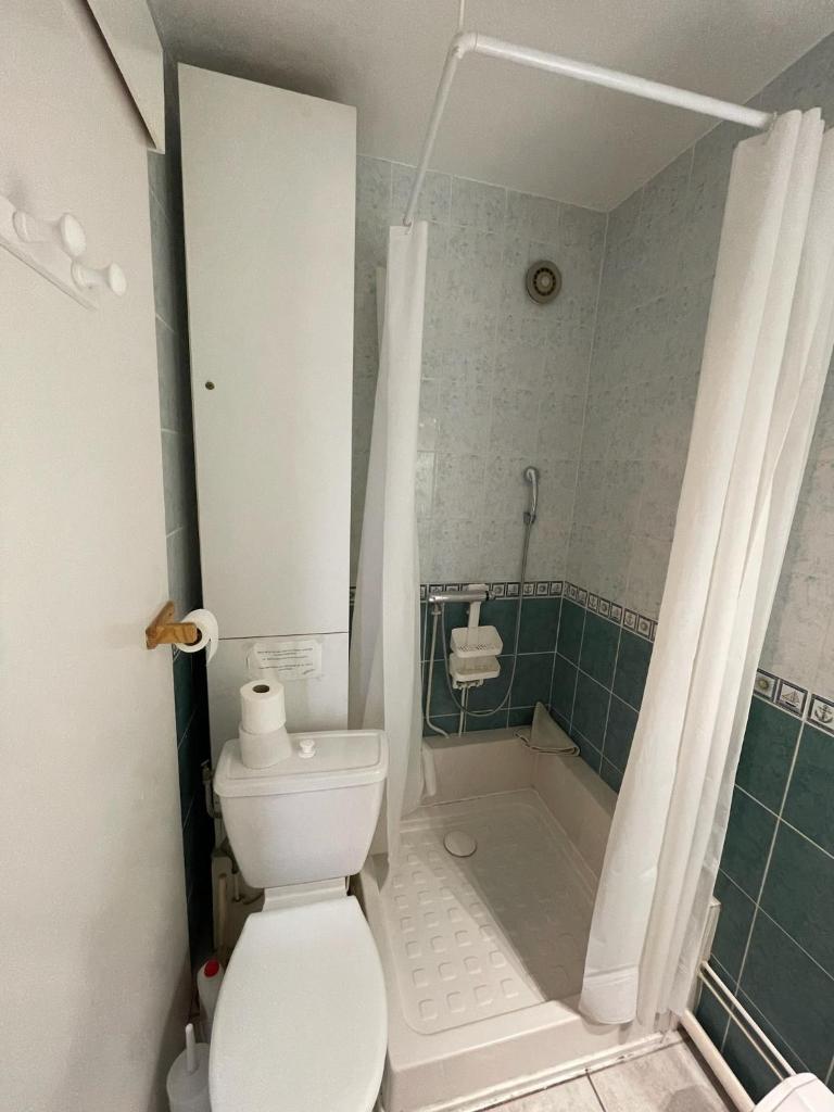 une salle de bain avec des toilettes blanches et une douche dans l'établissement studio pied des pistes coeur de station, à Villard-de-Lans