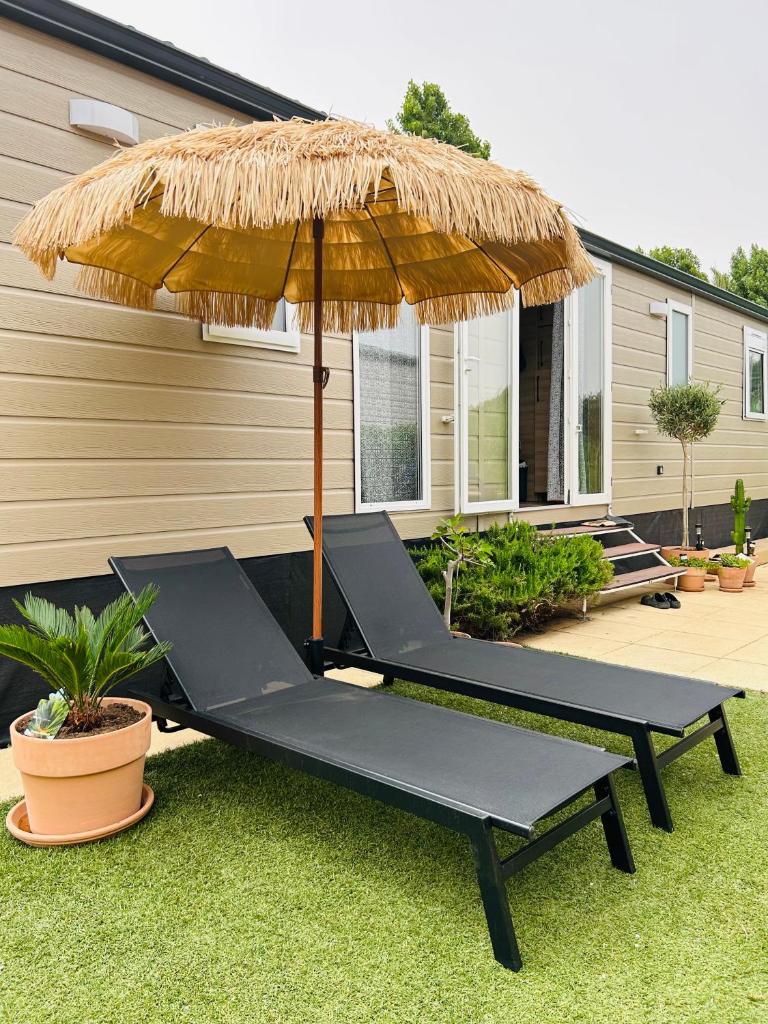 - une terrasse avec 2 chaises sous un parasol dans l'établissement Bungalow Port Grimaud 177, à Grimaud 7 autres photos