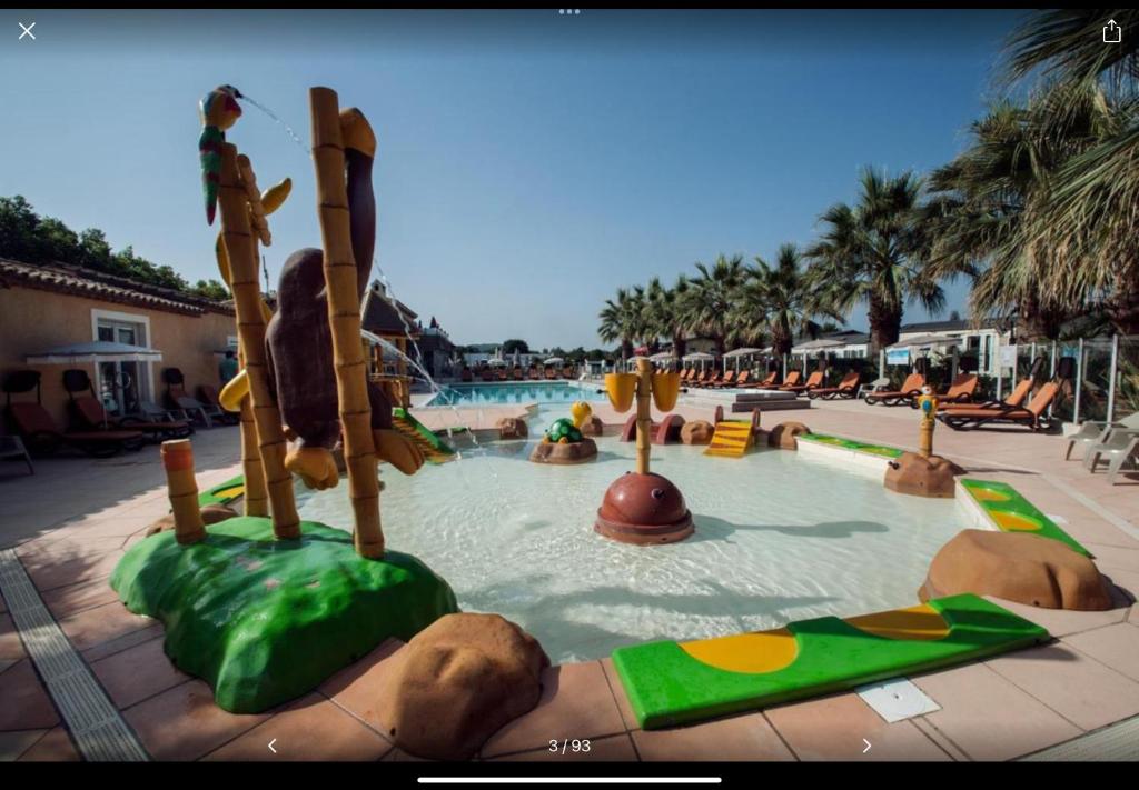- une piscine dans un complexe avec un parc aquatique dans l'établissement Bungalow Port Grimaud 177, à Grimaud