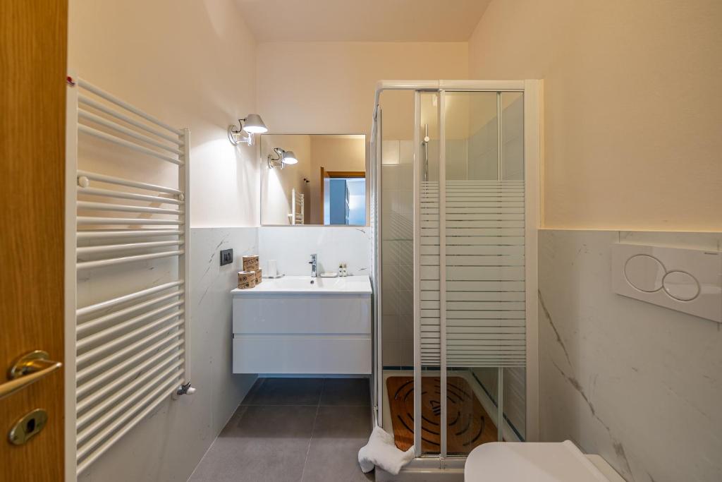 une salle de bain avec un lavabo, une douche et des toilettes dans l'établissement VILLA DUFOUR 1 Lusso, Spazio e Vista Mare, à Zoagli