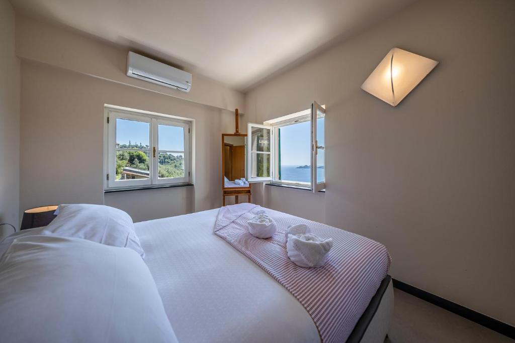 - une chambre avec un lit doté de 2 bols dans l'établissement VILLA DUFOUR 1 Lusso, Spazio e Vista Mare, à Zoagli 36 autres photos