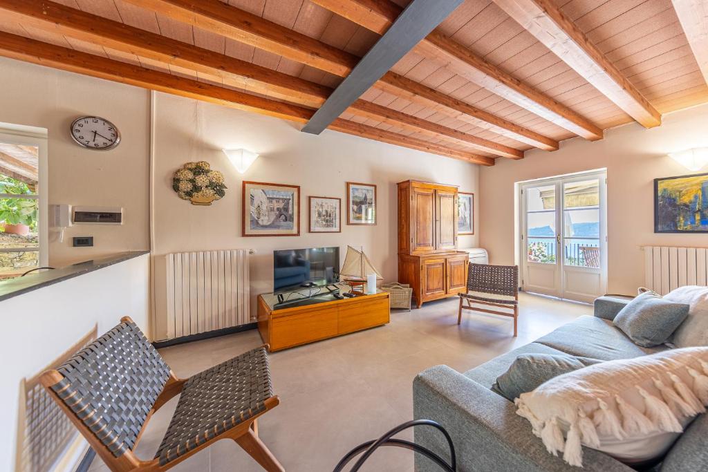 un salon avec un canapé et une télévision dans l'établissement VILLA DUFOUR 1 Lusso, Spazio e Vista Mare, à Zoagli