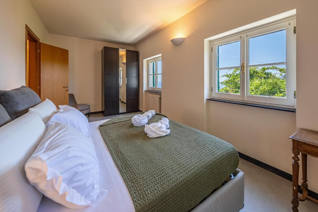 une chambre avec un lit avec des serviettes dessus dans l'établissement VILLA DUFOUR 2 Lusso, Piscina e Vista da Sogno, à Zoagli 35 autres photos