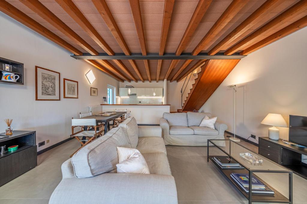 un salon avec un canapé et une table dans l'établissement VILLA DUFOUR 2 Lusso, Piscina e Vista da Sogno, à Zoagli