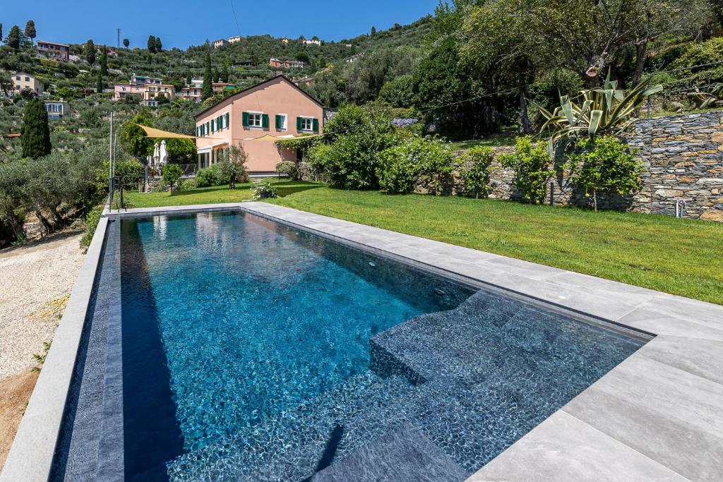 une piscine dans une cour avec une maison dans l'établissement VILLA DUFOUR 2 Lusso, Piscina e Vista da Sogno, à Zoagli