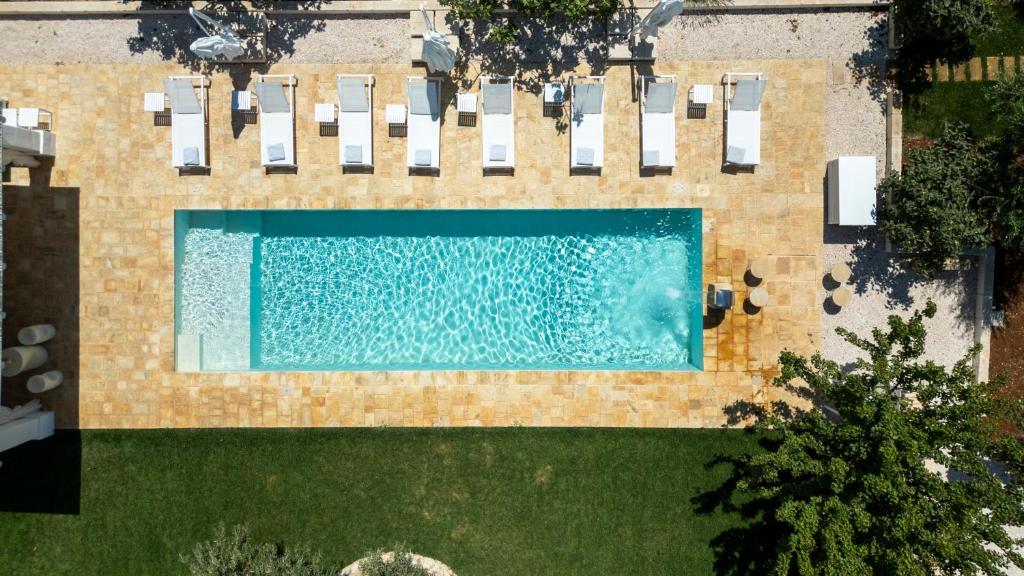 - une vue sur la piscine dans la cour dans l'établissement Masseria Artemisia Ostuni, à Ostuni