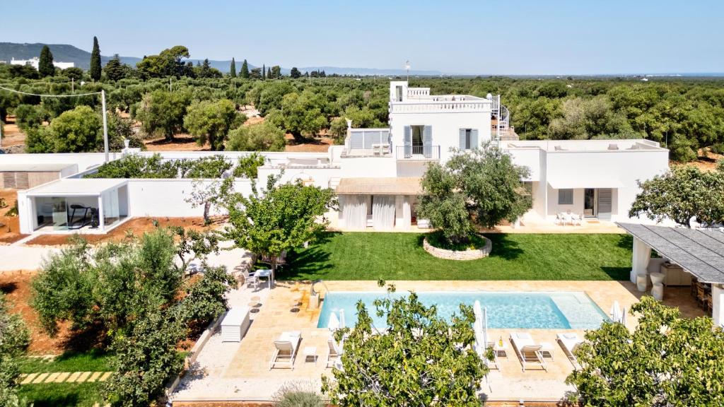 une vue aérienne d'une villa avec piscine dans l'établissement Masseria Artemisia Ostuni, à Ostuni 273 autres photos