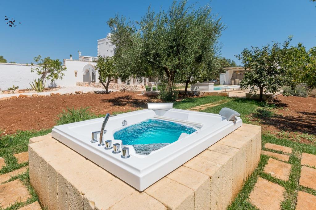 un bain à remous dans l'établissement Masseria Artemisia Ostuni, à Ostuni