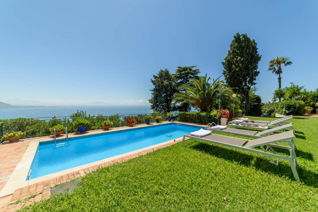 une villa avec une piscine et l'océan dans l'établissement Starhost - Villa il Poggio Amalfi Coast with pool, garden and terrace, à Vietri