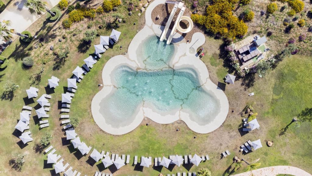 une vue aérienne d'une piscine avec un bassin en forme d'éléphant dans l'établissement Mangia's Selinunte Resort, à Marinella di Selinunte