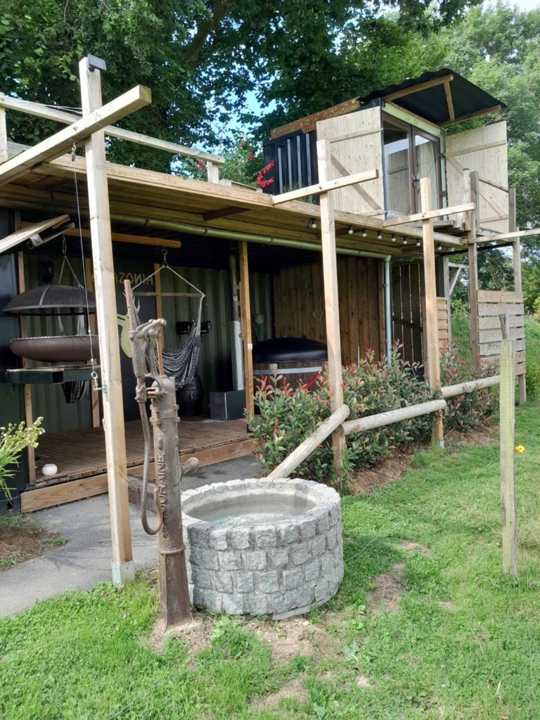 une maison avec un bain d'oiseaux dans la cour dans l'établissement cabane amazonia, à Litteau