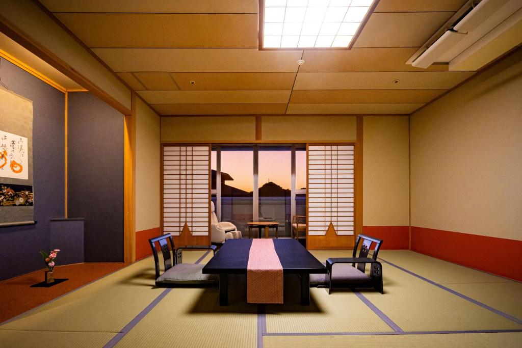 une salle à manger avec une table et des chaises dans l'établissement Dogo Kan, à Matsuyama