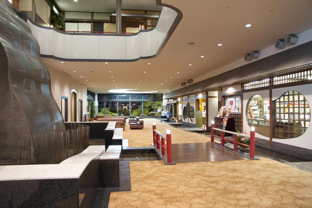 - un hall d'un centre commercial avec un centre commercial dans l'établissement Dogo Kan, à Matsuyama