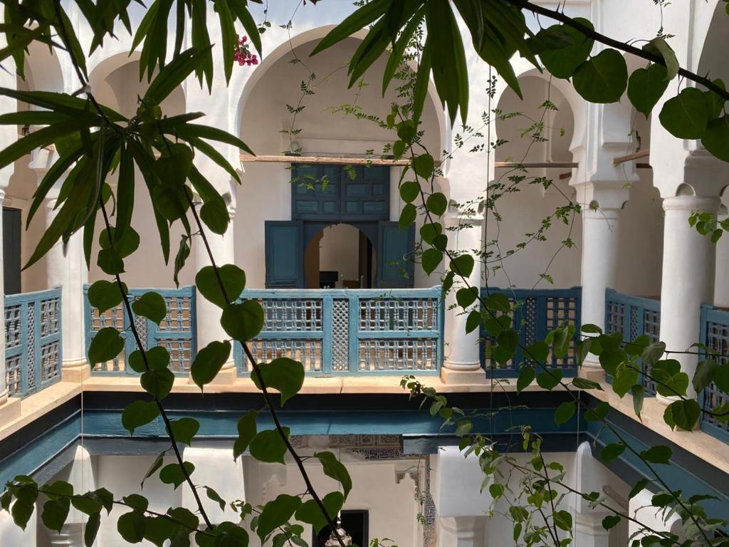 un bâtiment avec des murs et des arbres bleus et blancs dans l'établissement Dar El Qadi, à Marrakech