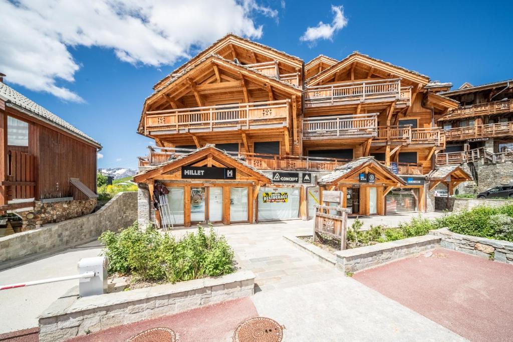une image d'un bâtiment en rondins dans l'établissement Apartment Sipo Alpe D'Huez - by EMERALD STAY, à L'Alpe-d'Huez