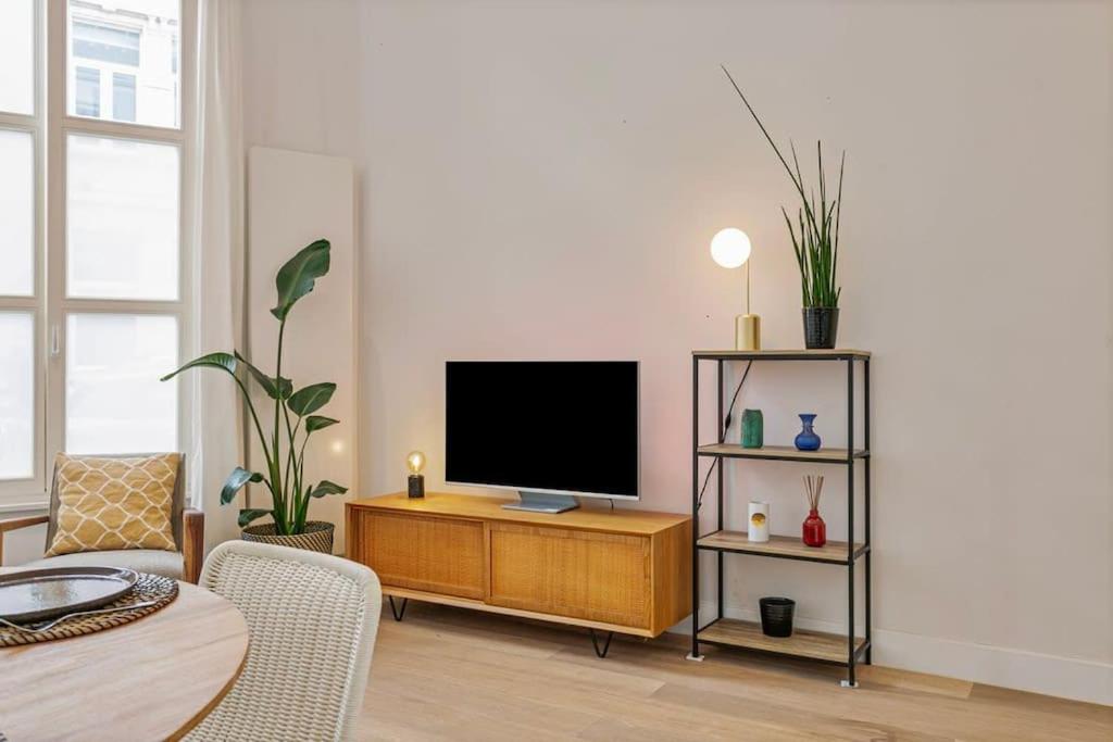 1-BR Centre Antwerp Haven with Patio 5