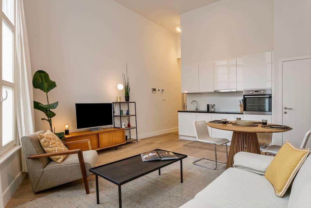 1-BR Centre Antwerp Haven with Patio 4