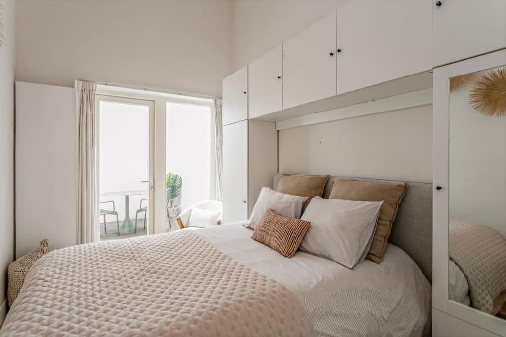 1-BR Centre Antwerp Haven with Patio 6
