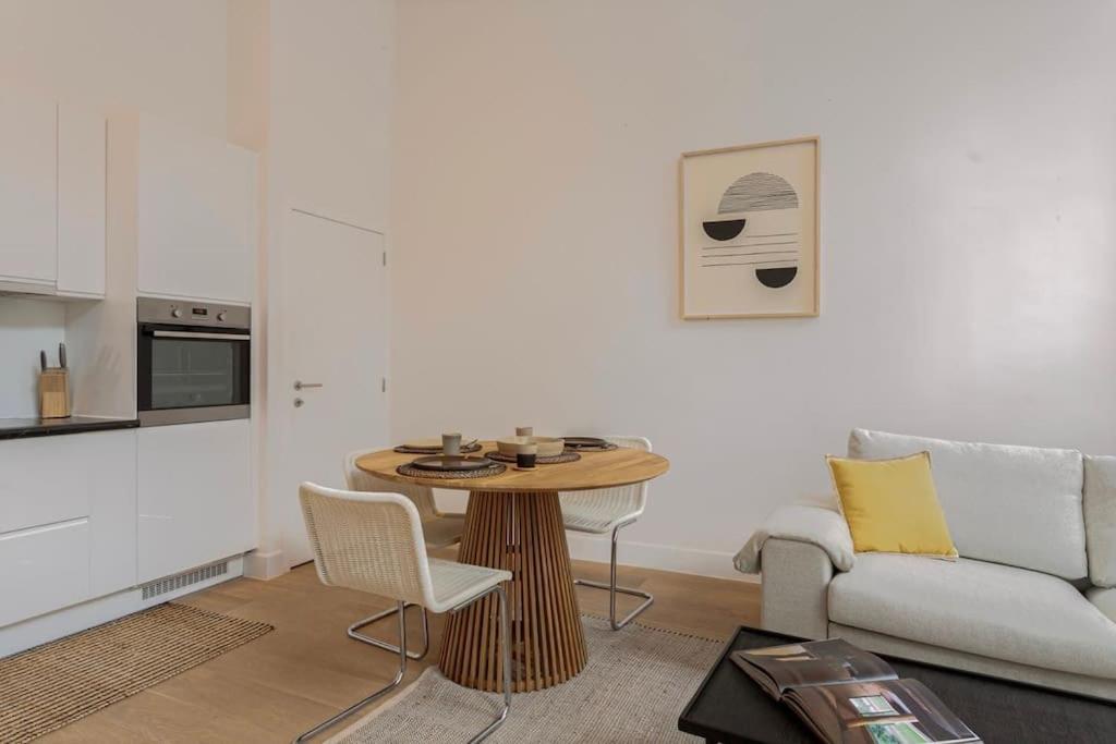 1-BR Centre Antwerp Haven with Patio 8