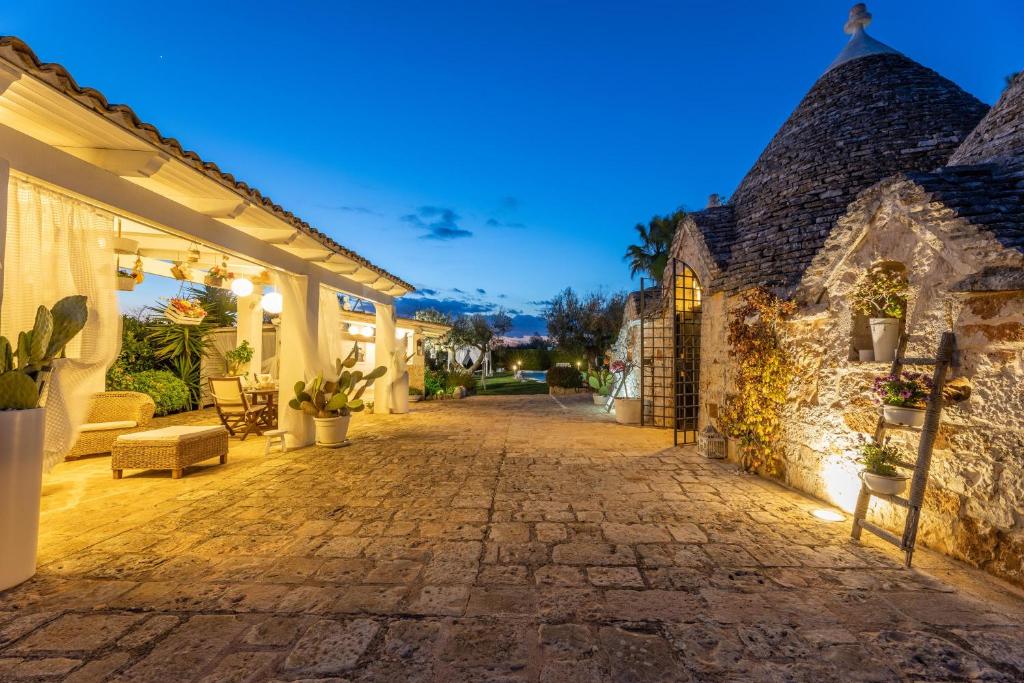 une rue pavée devant un immeuble dans l'établissement Trulli delle Grotte, à Castellana Grotte