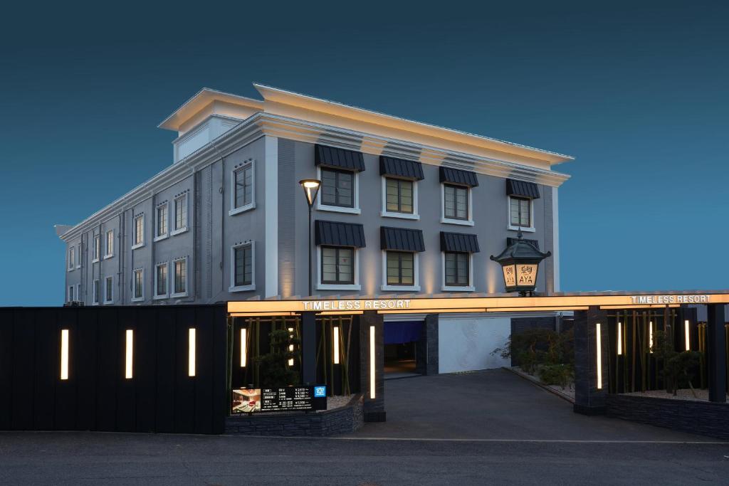 un grand bâtiment avec un éclairage de rue en face dans l'établissement hotel AYA Adult Only, à Shijonawate