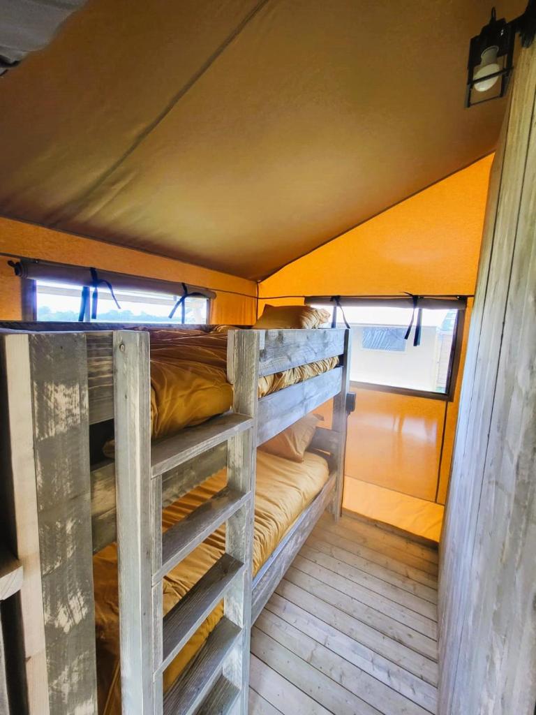 Cette chambre dispose de lits superposés. dans l'établissement Les lodges de Baca, à Le Voide