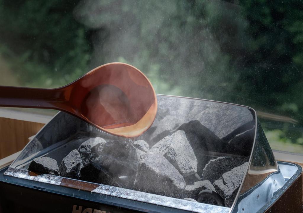 Une cuillère en bois cuisine au-dessus d'un grill dans l'établissement Morino Hotel, à Kiso 37 autres photos