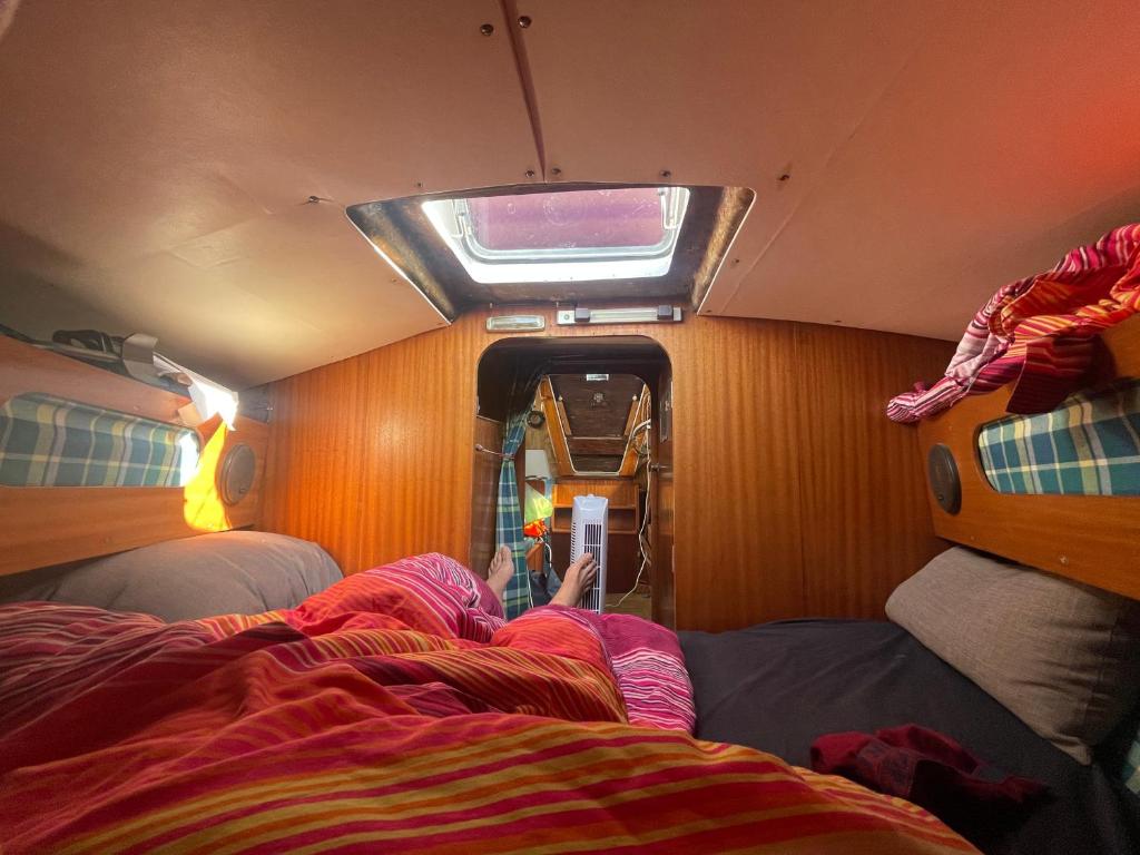 une petite pièce avec un lit et une fenêtre dans l'établissement Yacht Studio Galarne, à Saint-Raphaël