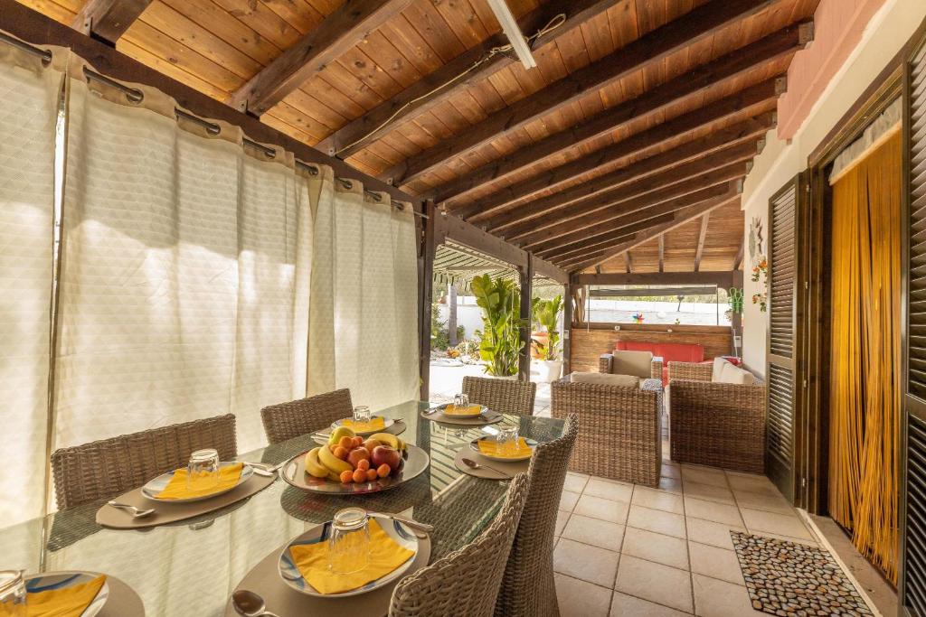 une salle à manger avec une table avec des fruits dessus dans l'établissement Villa Messapia, à Torre dell'Orso