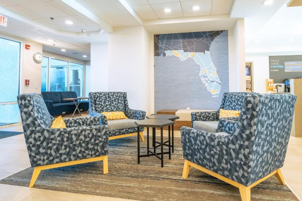 Holiday Inn Express Hotel & Suites Cocoa Beach, an IHG Hotel Image
